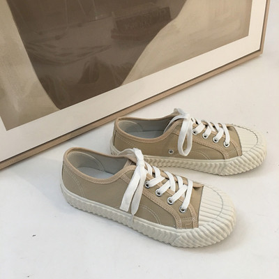 Sieviešu kedas ar mežģīnēm un plakanu zoli - vairākas krāsas