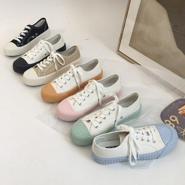 Sieviešu kedas ar mežģīnēm un plakanu zoli - vairākas krāsas