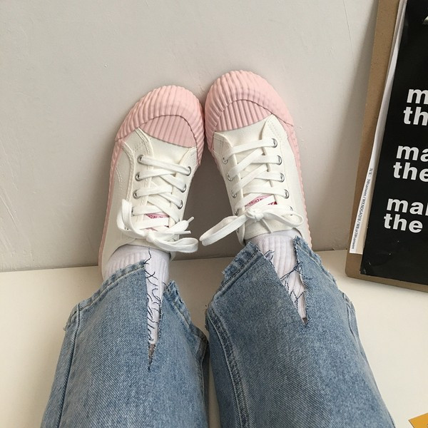 Sieviešu kedas ar mežģīnēm un plakanu zoli - vairākas krāsas