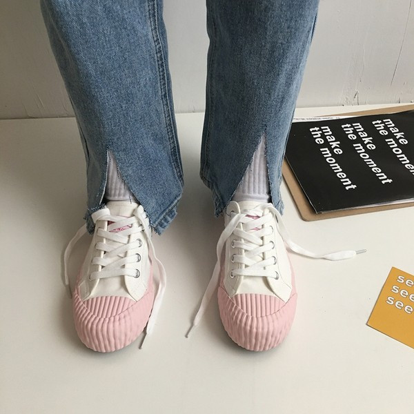 Sieviešu kedas ar mežģīnēm un plakanu zoli - vairākas krāsas