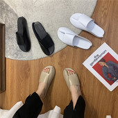 Jauns ādas sieviešu čību modelis ar plakanu zoli