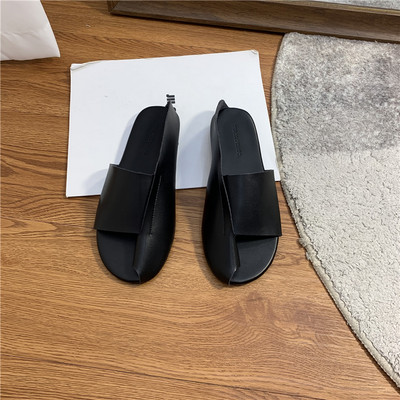 Jauns ādas sieviešu čību modelis ar plakanu zoli