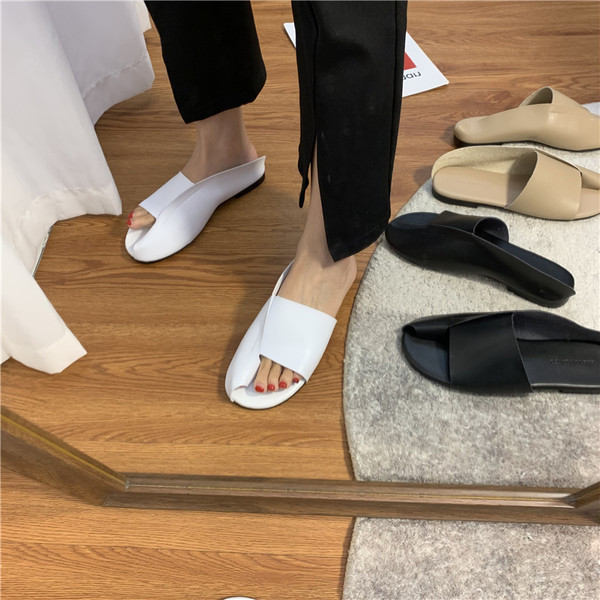 Jauns ādas sieviešu čību modelis ar plakanu zoli