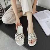 Ikdienas sieviešu čības ar punktiem - ar plakanu zoli