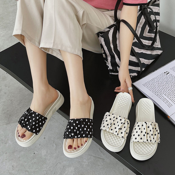 Ikdienas sieviešu čības ar punktiem - ar plakanu zoli