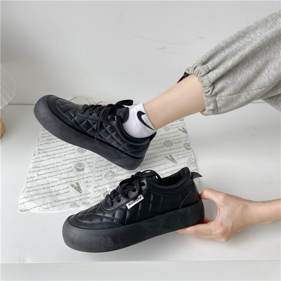 Γυναικεία αθλητοκά παπούτσια με κορδόνια σε τρία χρώματα και επιγραφή