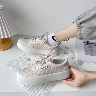 Γυναικεία αθλητοκά παπούτσια με κορδόνια σε τρία χρώματα και επιγραφή