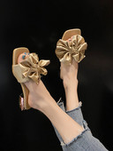 Sieviešu čības zelta krāsā ar plakanu zoli