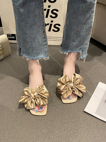 Sieviešu čības zelta krāsā ar plakanu zoli