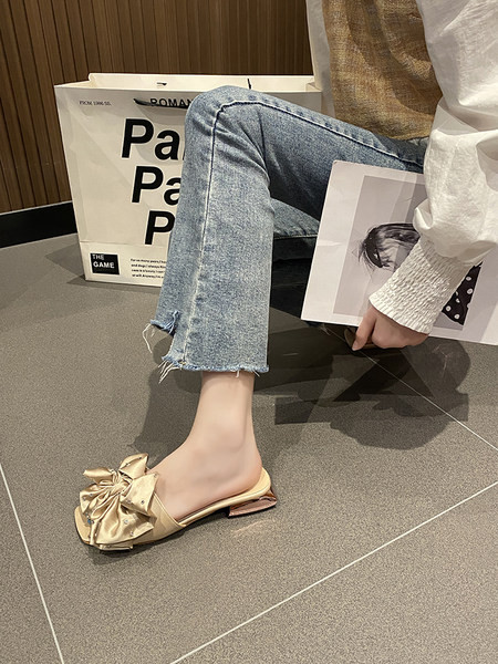 Sieviešu čības zelta krāsā ar plakanu zoli