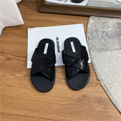 Ikdienas ādas čības ar plakanu zoli sievietēm