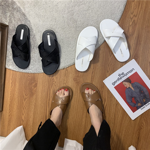 Ikdienas ādas čības ar plakanu zoli sievietēm