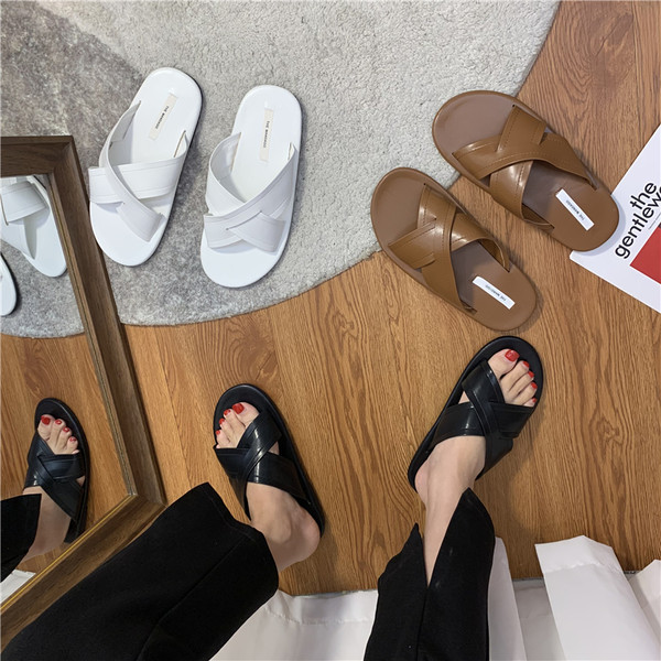 Ikdienas ādas čības ar plakanu zoli sievietēm