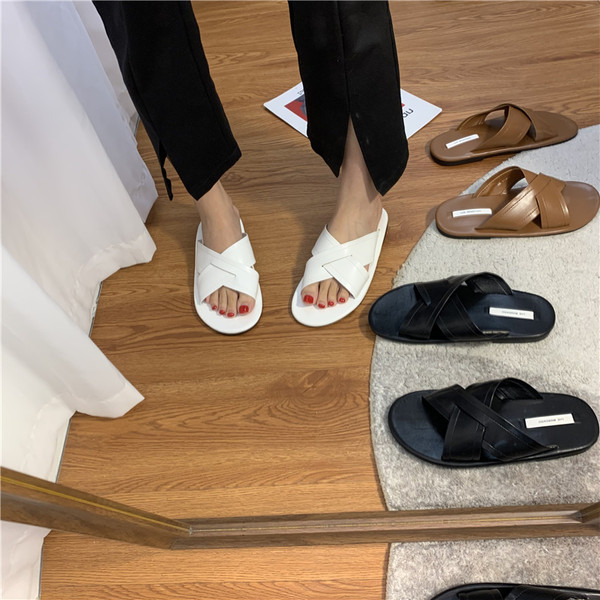 Ikdienas ādas čības ar plakanu zoli sievietēm