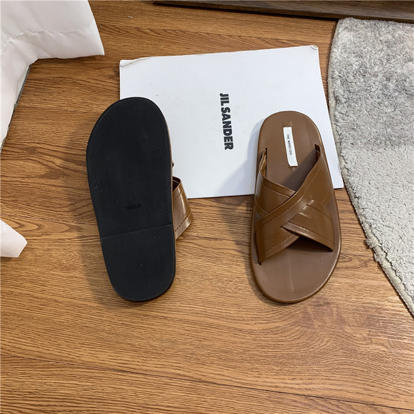 Ikdienas ādas čības ar plakanu zoli sievietēm