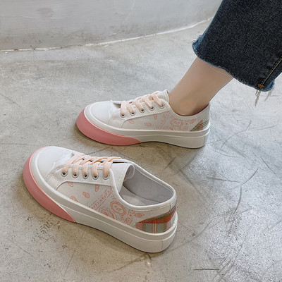 Дамски кецове в бял цвят с цветни връзки 