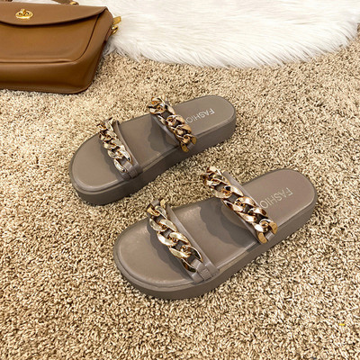 Παντόφλες casual με μεταλλική αλυσίδα