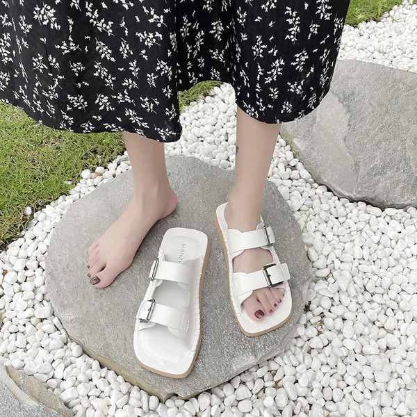 Sieviešu ādas čības ar sprādzēm