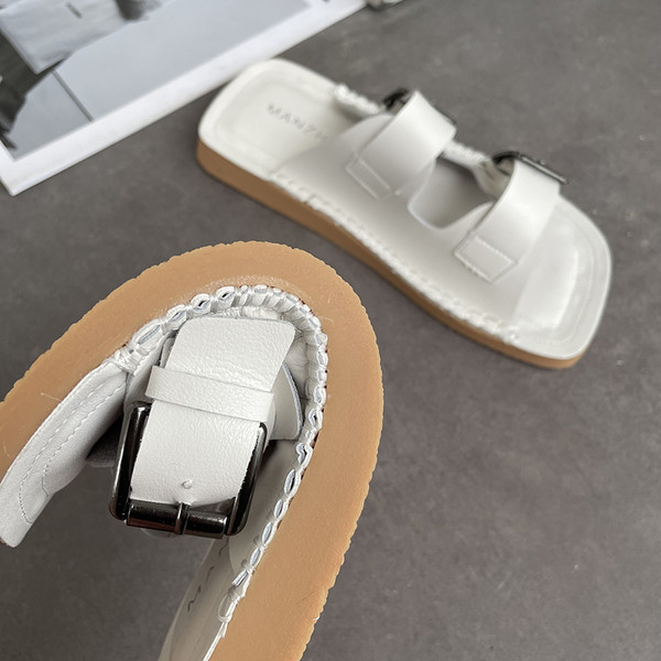 Sieviešu ādas čības ar sprādzēm