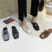 Modernas sieviešu slēgtas čības ar lentīti