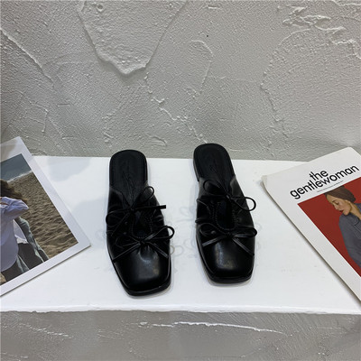 Modernas sieviešu slēgtas čības ar lentīti