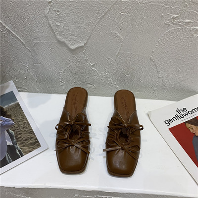 Modernas sieviešu slēgtas čības ar lentīti