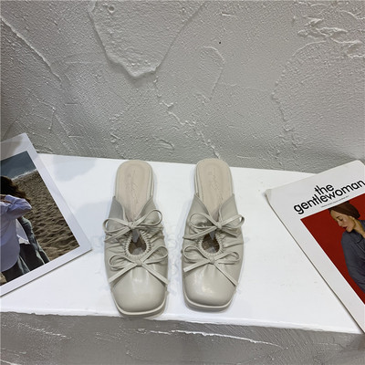 Modernas sieviešu slēgtas čības ar lentīti