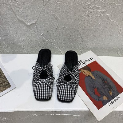 Modernas sieviešu slēgtas čības ar lentīti