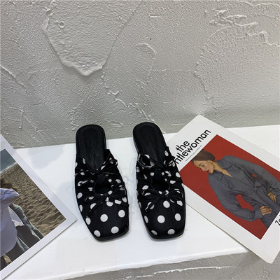 Modernas sieviešu slēgtas čības ar lentīti