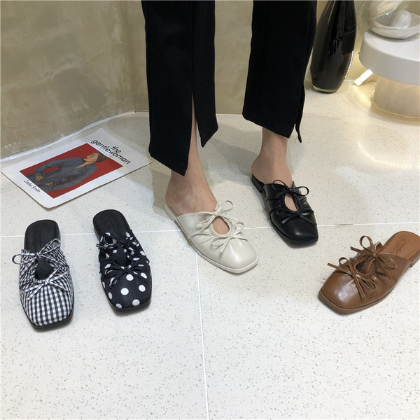 Modernas sieviešu slēgtas čības ar lentīti