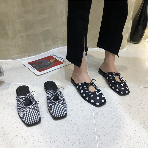 Modernas sieviešu slēgtas čības ar lentīti