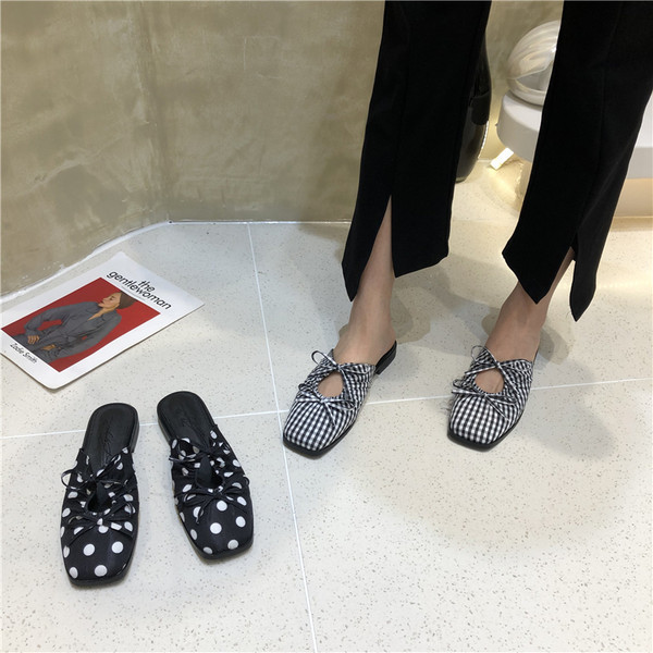 Modernas sieviešu slēgtas čības ar lentīti