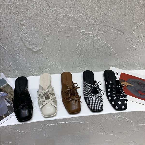 Modernas sieviešu slēgtas čības ar lentīti