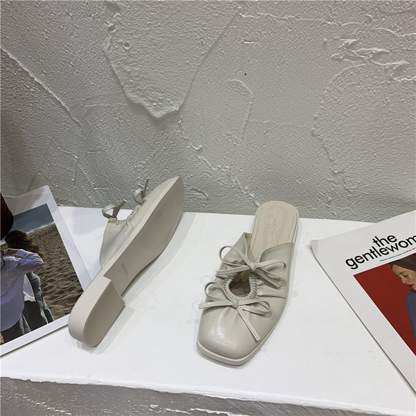 Modernas sieviešu slēgtas čības ar lentīti