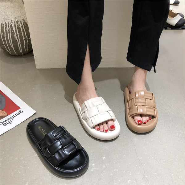 Ikdienas sieviešu ādas čības ar plakanu zoli trīs krāsās