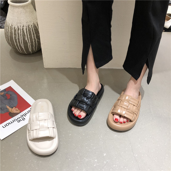 Ikdienas sieviešu ādas čības ar plakanu zoli trīs krāsās