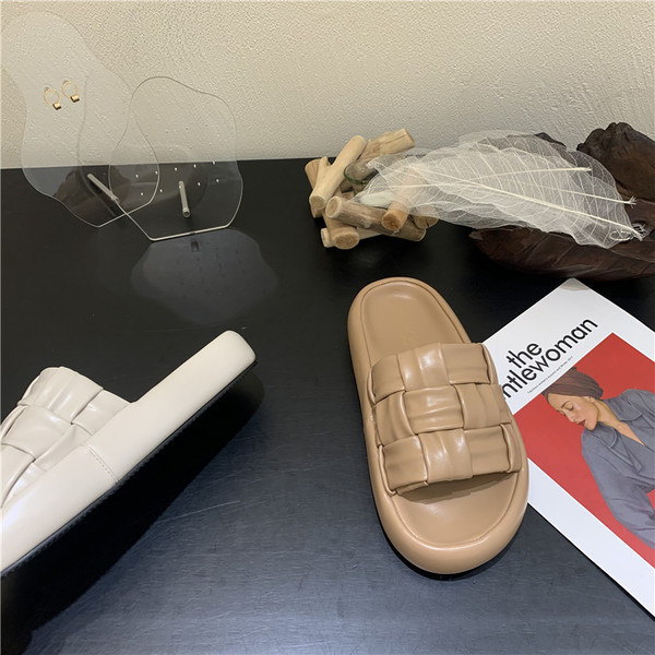 Ikdienas sieviešu ādas čības ar plakanu zoli trīs krāsās