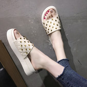 Sieviešu ādas čības ar plakanu zoli un cilpiņu rotājumu