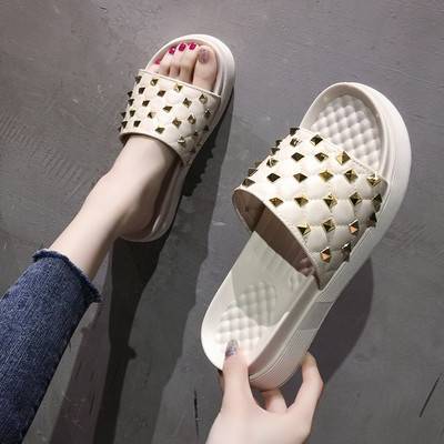 Sieviešu ādas čības ar plakanu zoli un cilpiņu rotājumu