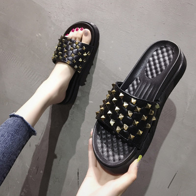 Sieviešu ādas čības ar plakanu zoli un cilpiņu rotājumu