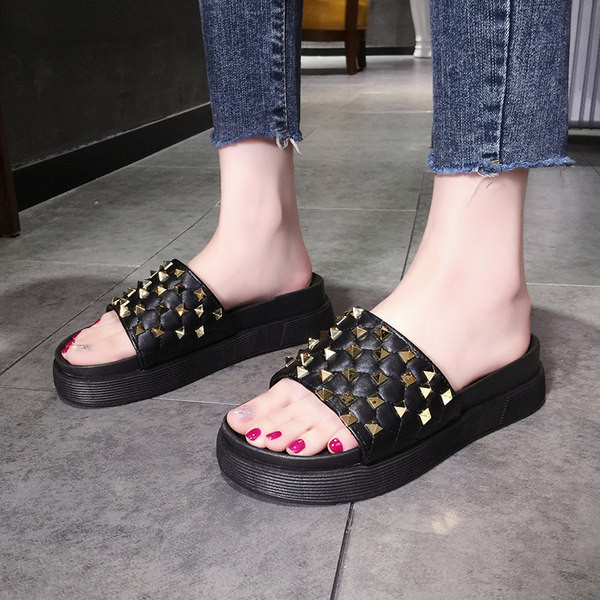 Sieviešu ādas čības ar plakanu zoli un cilpiņu rotājumu