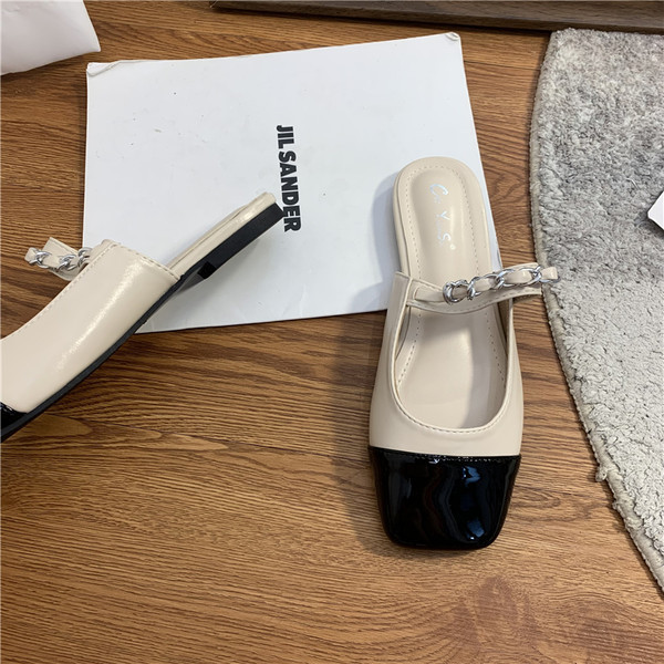 Ikdienas sieviešu čības no eko ādas ar metāla ķēdīti