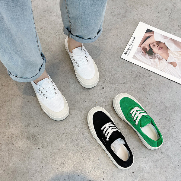 Audekla kedas ar saitēm trīs krāsās