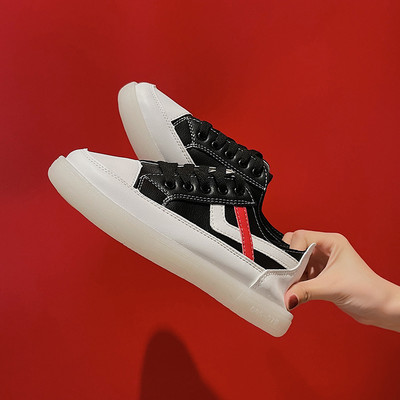 Sieviešu ikdienas kedas ar plakanām zolēm un šņorēm - divu krāsu