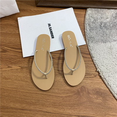 Ikdienas sieviešu čības ar akmeņiem - caur pirkstu