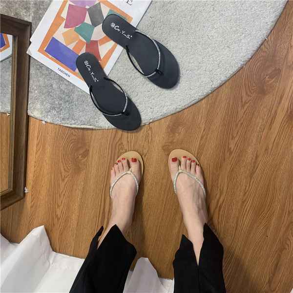 Ikdienas sieviešu čības ar akmeņiem - caur pirkstu