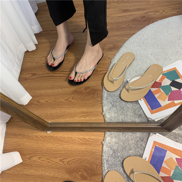 Ikdienas sieviešu čības ar akmeņiem - caur pirkstu