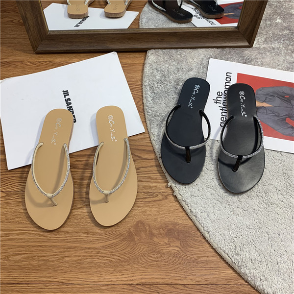 Ikdienas sieviešu čības ar akmeņiem - caur pirkstu