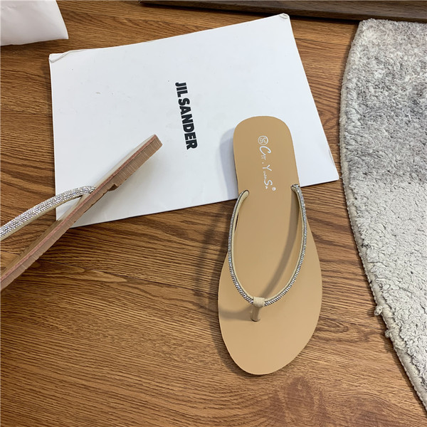 Ikdienas sieviešu čības ar akmeņiem - caur pirkstu