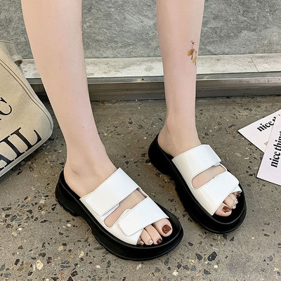 Modernas sieviešu čības ar velcro